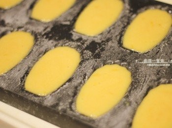 step8: <span class="group_1">馬德蓮</span>取出冷藏隔夜熟成的麵糊，舀入烤模中，約九分滿即可。