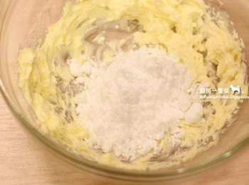 step1: 室溫軟化的無鹽奶油，以攪拌器打成乳霜狀，再倒入糖粉、鹽，一起打至蓬鬆絨毛狀。