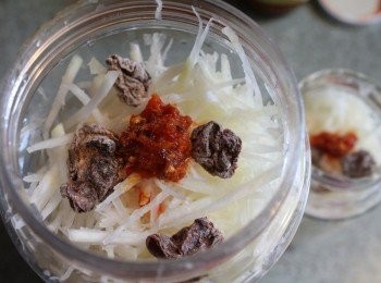 step3: 取一乾淨容器, 將大頭菜, 梅子, 辣椒醬放入