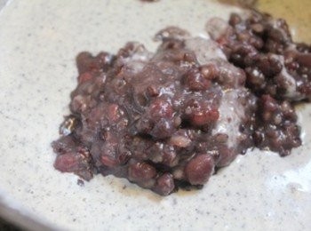 step3: 剩下一半的<span class="group_2">A</span>麵糊, 與B材料的紅豆泥拌勻 成為芝麻紅豆年糕糊