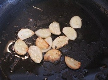 step2: 少許油爆香蒜片至表面稍微上色