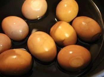 step4: 將蛋殼剝乾淨後, 再浸泡於<span class="group_2">滷汁</span>中30分鐘