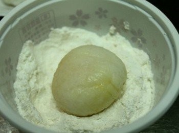 step8: 將麻糬球表面均勻的沾酥炸粉