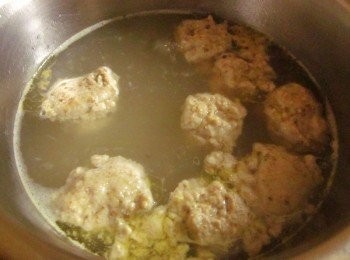 step4: 雞湯滾後把3.用湯匙一個一個撥入鍋中,中火煮約10分鐘