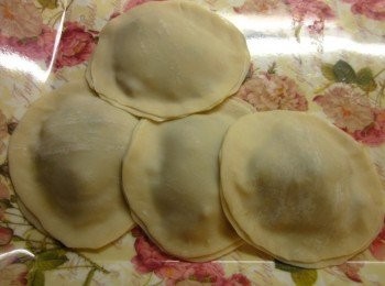 step6: 把4.放在5.中間,水餃皮沿邊緣塗水,再取一張水餃皮蓋上兩兩壓緊