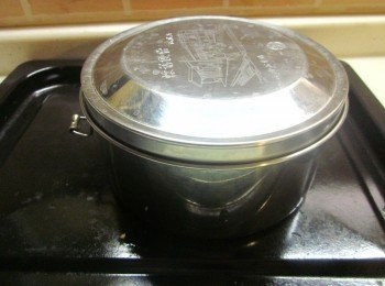 step4: 蓋上便當蓋進電鍋續蒸,約1/5杯(量米杯)水量,電鍋跳起即可