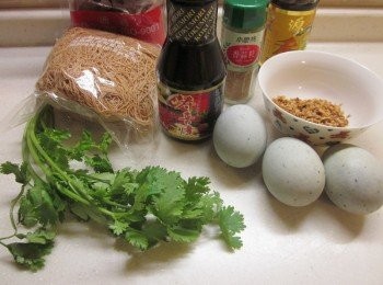 step1: 備齊材料 皮蛋2顆弄碎,3顆切片備用