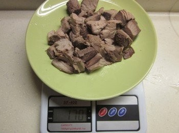 step1: 魚肉切塊去皮去刺,取一湯鍋加水.米酒及薑片,水滾後把魚肉放入煮到熟撈起