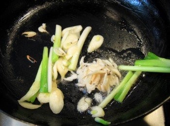 step1: 鍋熱下油，放蒜頭片，韭菜白色段及蝦米炒香。