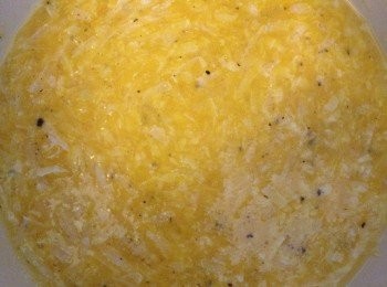 step3: 把2加入1的大碗中，快撈勻, 令每條意粉都沾上芝士蛋汁, 用意粉嘅熱力煮熟蛋液&溶解芝士, 灑黑胡椒碎。完成。