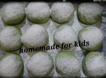 step7: 4. 完成後, 待第二次發酵，用保鮮紙蓋著，大約20-30分鐘，麵團發大至2倍。(如天氣凍時間就會相對長)塗上蛋漿在麵包面上。