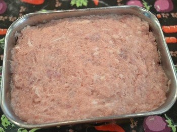 step5: 將攪拌好的肉泥倒入一個已抹了油的玻璃容器或金屬容器內。（將肉泥分2-3次倒入，並用匙背或刮刀大力地往下壓，盡量壓實一點將空氣排出，蒸出來的餐肉就不會鬆散。）