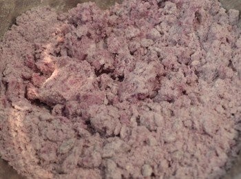 step7: 紫薯月餅皮做法：

將紫薯泥、糯米粉、粘米粉、澄粉、油和砂糖混合，然後慢慢加入清水拌勻，並揉成光滑的糰，再蓋上保鮮膜醒半小時。（如麵糰太乾，可加點水。）