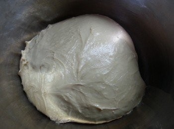 step4: 將<span class="group_2">麵團</span>放入高身盤中,蓋上保鮮紙待發酵