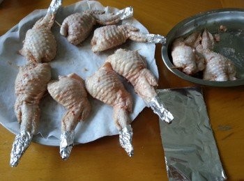 step5: <a href="https://bit.ly/3zHU5V3" target="_blank" data-keyword="雞翼" class="guide-link"><strong>雞翼</strong></a> <span style="display:inline-block;vertical-align:middle;margin-top:-3px;color:initial;border-radius:3px;padding:2px 3px;font-size:12px;line-height:14px;background:#87d300;color:#fff;">即買</span> 尖部份用鍚紙包起(預防會燒燶)放上以舖牛油紙的蒸碟上