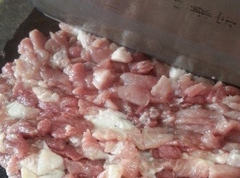 step1: 半肥瘦豬肉洗淨切粒剁碎