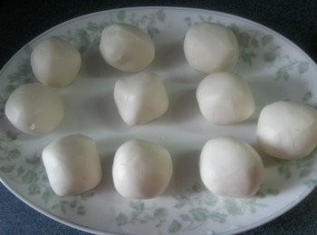 step11: 將糯米粉搓成長條,切成10粒,搓圓,蓋上濕布(防止麵團乾)