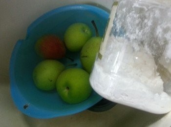 step4: 梨用1茶匙食用疏打粉浸15分鐘去除農藥洗淨