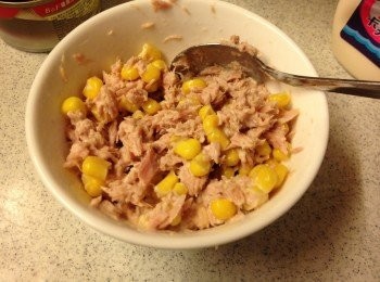 step11: 同時準備粟米粒, 吞拿魚, 沙律醬攪勻, 備用