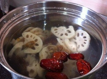 step2: 加入所有材料（鹽巴除外），大火煮滾25分鐘。