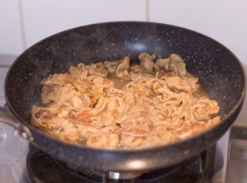 step5: 開中火，鍋內加入少許油，放入已醃好的肉跟<span class="group_1">醃料</span>炒至肉半熟