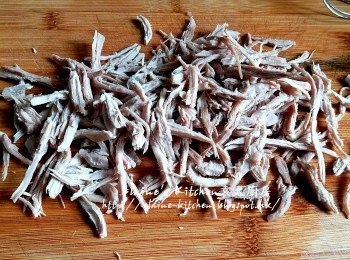 step9: 煲左30分鐘的瘦肉盛起 , 用手撕成絲