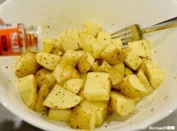 step2: 將馬鈴薯洗淨切塊以後 均勻扮入橄欖油、調味料、辣椒粉