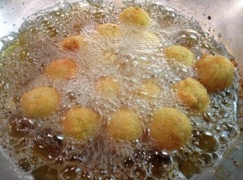 step9: 鍋中加適量油以大火燒熱，插進筷子開始冒泡時，約140度左右，轉中火，並逐次放入薯泥球，將其炸至金黄色即可。（炸時可用筷子翻動一下，使其均勻受熱和上色。）