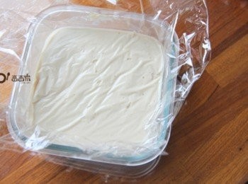 step3: 待稍涼後，在材料表面敷上一層保鮮膜，以免表面乾燥結皮