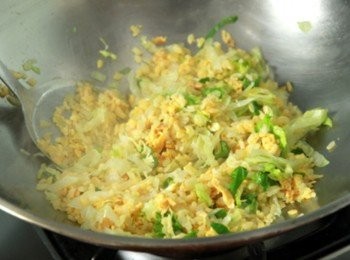 step6: 加入櫻花蝦、美生菜絲、青江菜絲拌炒至炒飯呈乾鬆後加白胡椒粉調味(依喜愛可加少許醬油增添香氣與鹹度)，即完成香氣四溢的櫻花蝦炒飯。