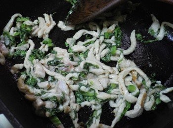 step4: 4.原鍋加入少許油ˊ將醃漬好肉絲拌炒均勻