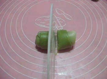 step10: 10.然後用刮板將麵團一分為二