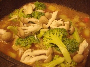 step6: 6.在完成的咖哩鍋中加入綠花椰菜和鴻喜菇