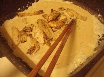 step8: 然後將杏苞菇再次加入ˊ剩下的<span class="group_2">雞肉醃料</span>也一起加入 醬汁煮滾熄火即可