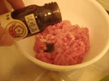 step1: 步驟1肉絲先用<span class="group_2">肉絲調味</span>醃漬入味備用