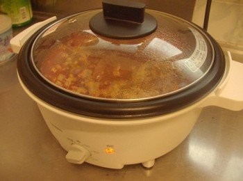 step7: 嗆入米酒提香去腥ˊ並將剩餘的醬油ˊ冰糖ˊ水ˊ一起加入煮滾