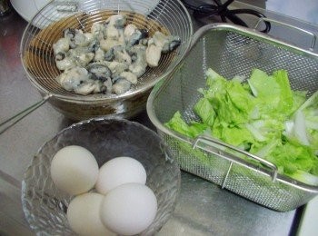 step1: 先準備好所需<span class="group_1">材料</span>ˊ蚵和白菜確實瀝除水份備用