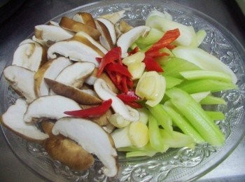 step1: 先準備好所需<span class="group_1">材料</span>ˊ並處理成適當大小備用