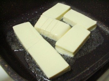 step2: 步驟2熱鍋後加入黃金玄米油1大匙ˊ然後輕輕擺入雞蛋豆腐