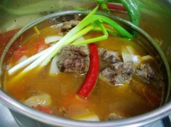 step4: 加入米酒和覆蓋食材的水量及排骨湯塊ˊ開始燉煮約30分鐘