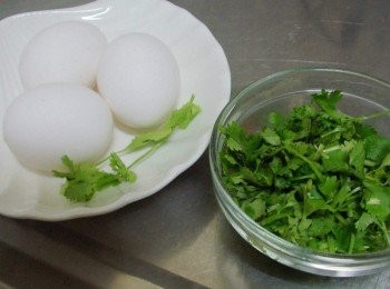 step1: 先準備好所需<span class="group_1">材料</span>ˊ香菜清洗乾淨ˊ切末備用