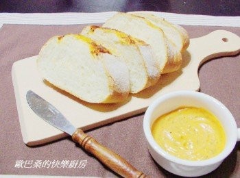 step6: 橘蜜奶油乳酪我是買現成的ˊ除了乳酪濃郁也帶有柑橘清香ˊ 在頂X或家X福有賣ˊ如果沒有ˊ以任何自己喜歡醬料取代都可以的。 因為一般家用烤箱都沒有石板ˊ 所以運用高一點的溫度來達到皮脆內Q軟的效果ˊ 方法簡單ˊ但效果好ˊ成品也非常好吃ˊ 是我目前覺得最方便輕鬆的方式。 重點是最好現做現吃ˊ 如果需擺放一段時間ˊ就保留些ˊ不用烤到完全上色ˊ 等要吃時再回烤3~4分鐘即可。 *配方中液體材料ˊ依氣候決定溫度ˊ 天熱就用冰的ˊ天冷時可用微溫ˊ以達最理想效果。