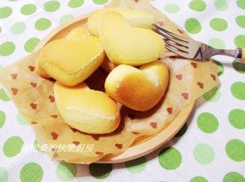 step6: 小巧可愛的造型小朋友非常喜歡ˊ 當點心吃非常適合ˊ喜歡也可將果醬ˊ奶油ˊ或乳酪做夾餡 變成雙層效果ˊ但真的單獨吃味道就很香濃了。