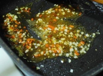step6: 步驟4原鍋留下少許油ˊ先炒香蒜碎ˊ辣椒碎ˊ 接著加入泰式甜辣醬5大匙和檸檬汁2大匙