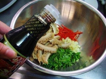 step4: 放入所有處理好<span class="group_1">材料</span>和<span class="group_2">調味</span>