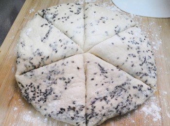 step5: 低溫冷藏麵團，6~8小時後即可取出使用， (但時間長一些風味會更棒) 如不急著做3天內用完即可。 取出的麵團一樣覆蓋保鮮膜，待恢復室溫再操作， 然後工作板灑上酌量高筋麵粉(配方份量外) 用刮板刮下完成發酵的麵團，輕拍壓出多餘空氣後，分成6等份
