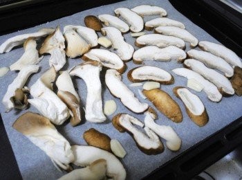 step7: 烤盤鋪上烘焙紙ˊ將處理好切片香菇/秀珍菇/蒜片/平均鋪排