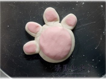 step4: 6.把手全部組合黏壓緊即可 (黏結地方不要太薄，不然像我煮好很容易斷掉) 7.水滾下鍋煮至浮起即可