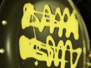 step7: <span class="group_2">銅鑼燒餅皮</span> 不沾平底鍋用中小火燒熱，以小湯匙舀起麵糊倒入鍋中，先做出約5x8公分大小的塊狀麵糊，再於下方隨意拉出井字型或蕾絲的簍空形狀。