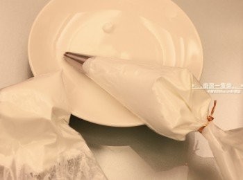 step14: 打好的蛋白糖霜裝入擠花袋備用。